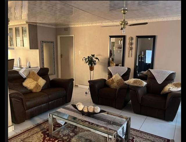 3 BEDROOM TOWNHOUSE FOR SALE IN VANDERBIJLPARK CE 3